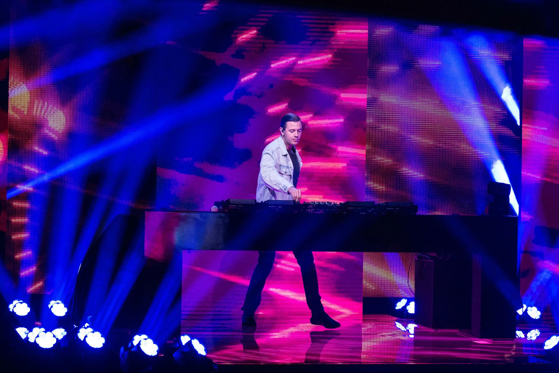 Sam Feldt behind the decks
