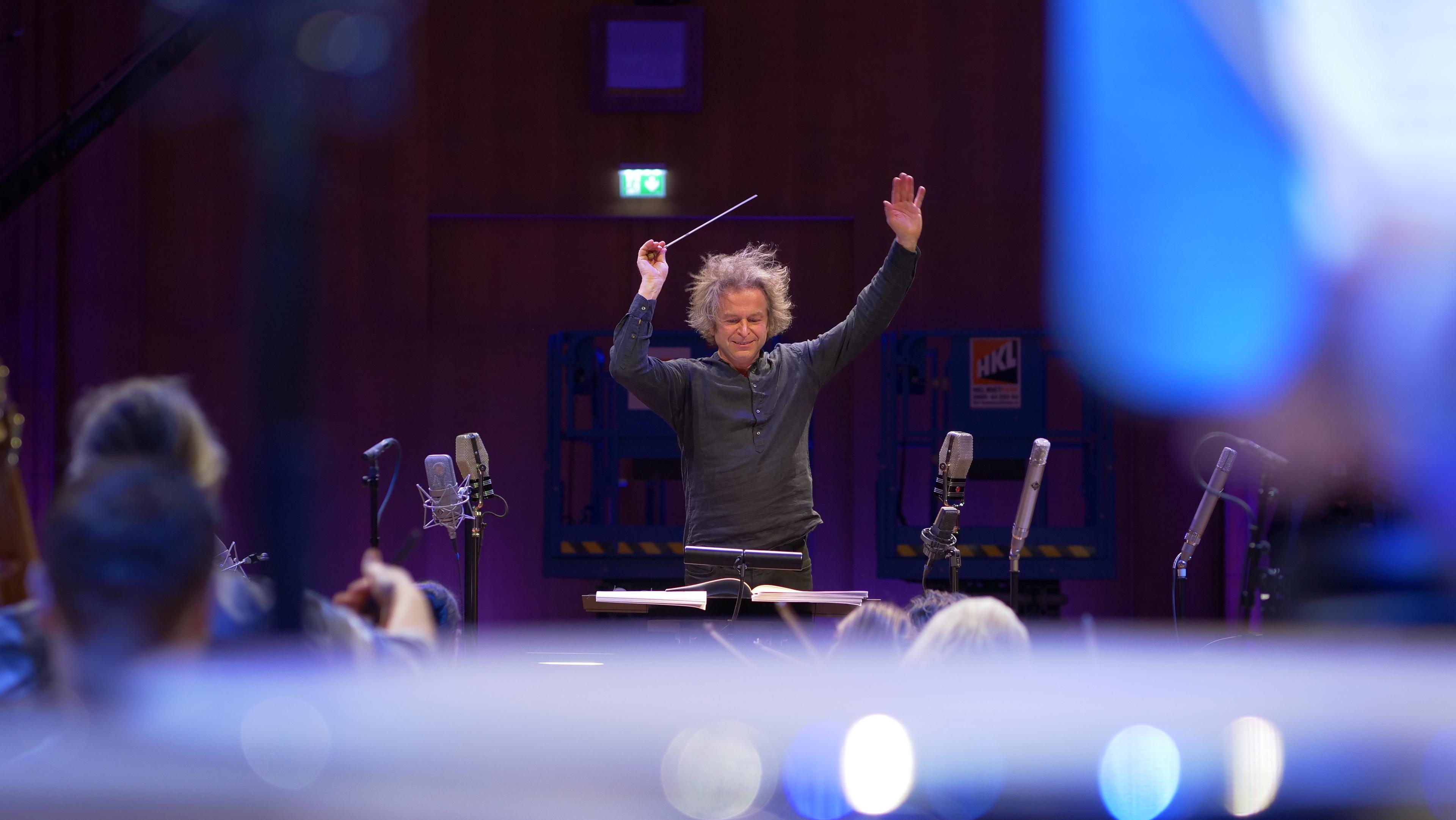 Johannes Vogel in full flow while conducting the Synchron Stage Orchestra